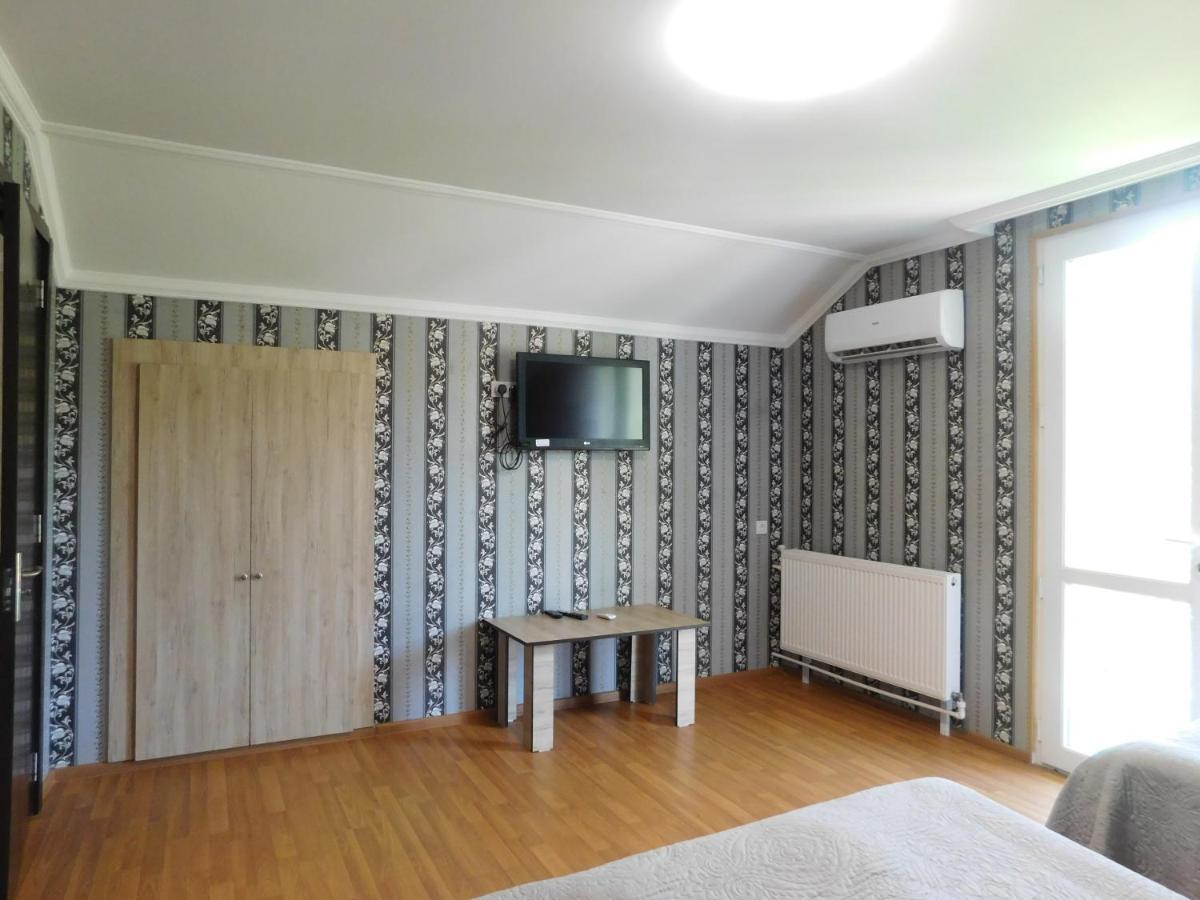 Akaki'S Guesthouse Borjomi Bagian luar foto