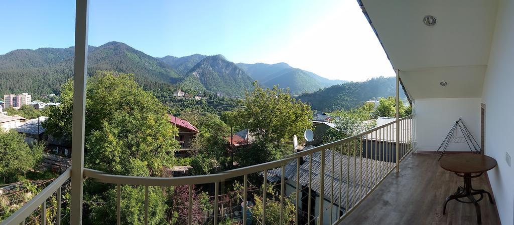 Akaki'S Guesthouse Borjomi Bagian luar foto