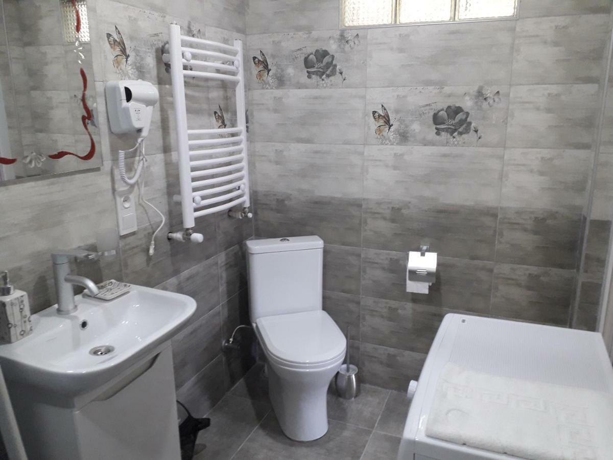 Akaki'S Guesthouse Borjomi Bagian luar foto